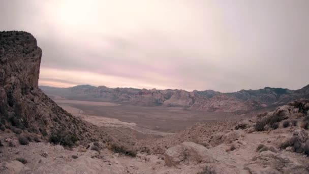 在多云的天气里 广角的沙漠景观掠过乔舒亚国家公园 前景是一片岩石 — 图库视频影像