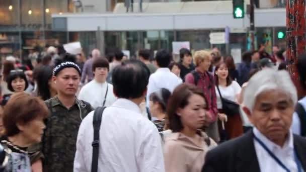 Skara Asiater Går Genom Folkmassa Går Shibuya Och Korsar Tokyo — Stockvideo