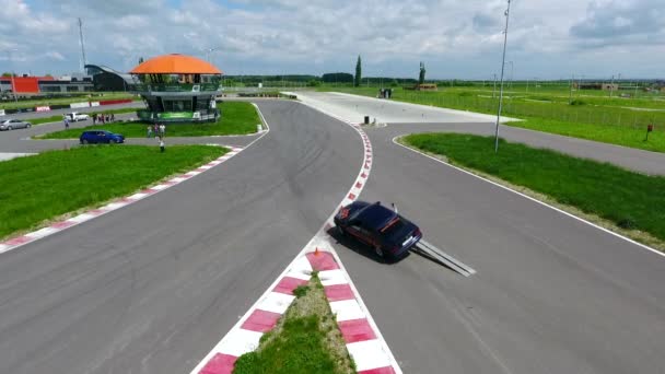 Stunt Auto Rijdt Van Een Ramp Blijft Rijden Twee Wielen — Stockvideo