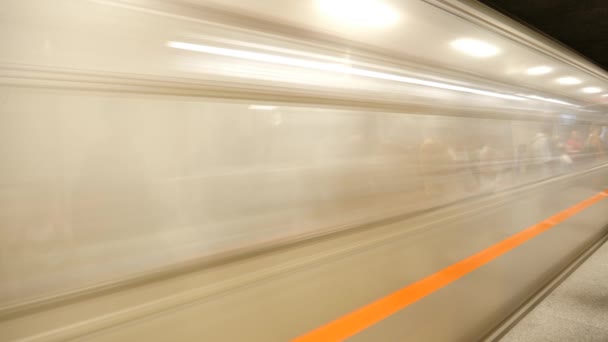 Lång Exponering Ett Tunnelbanetåg Passerar Med Reflektion Väntande Skara Människor — Stockvideo