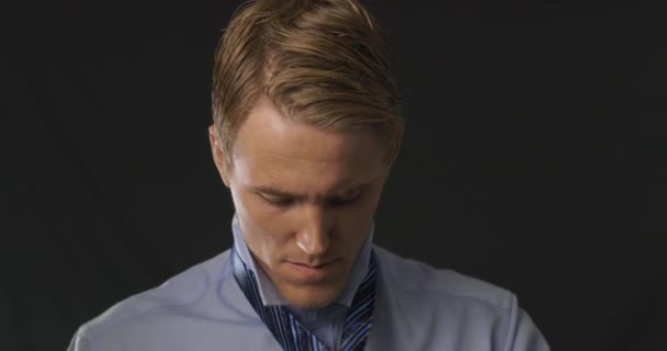 Blonder Mann Der Sich Morgens Anzieht Und Eine Krawatte Bindet — Stockvideo