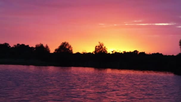 Pôr Sol Sobre Lago Golden Hour Sunset Wide Shot Belo — Vídeo de Stock