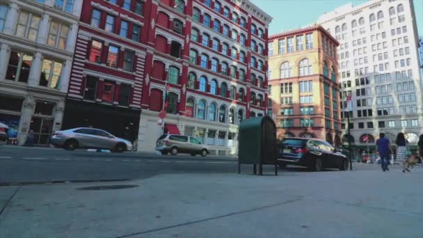Timelapse Personas Moviéndose Ritmo Apresurado Caminando Una Calle Ciudad Nueva — Vídeos de Stock