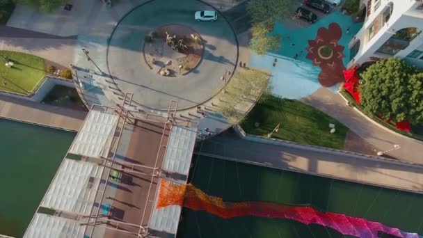 Drona Aeriană Vedere Oraș Apă Munte Structura Artă Creativă — Videoclip de stoc