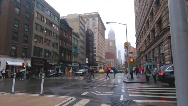 Клип Улицы Расположенной Нью Йорке Люди Машины Движутся Проходят Сцене — стоковое видео