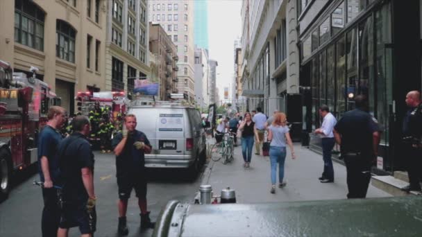 Filmagem Dos Bombeiros Nova York Ajudando Uma Emergência Onde Possível — Vídeo de Stock