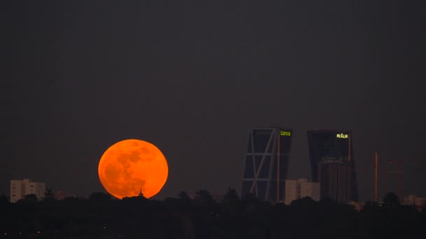 Superluna Roja Saliendo Durante Eclipse Lunar Sobre Paisaje Urbano Madrid — Vídeo de stock