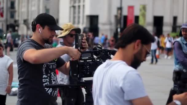 Ludzie Nagrywali Filmowców Przygotowujących Się Sfilmowania Protestu Trafalgar Square Londynie — Wideo stockowe