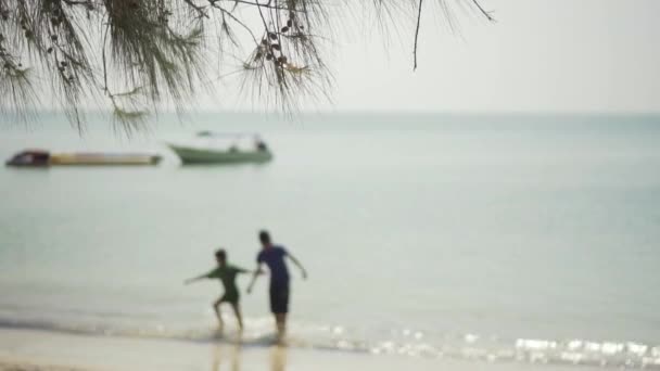 Dwójka Dzieci Bawi Się Plaży Oceanu — Wideo stockowe