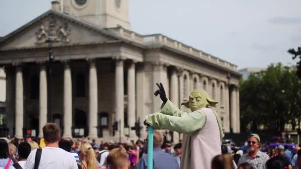 Personagem Filme Levitante Frente Galeria Nacional Trafalgar Square Londres — Vídeo de Stock