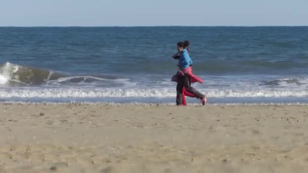 在海滩上看到的人 — 图库视频影像