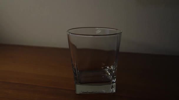 Een Glas Water Vullen — Stockvideo