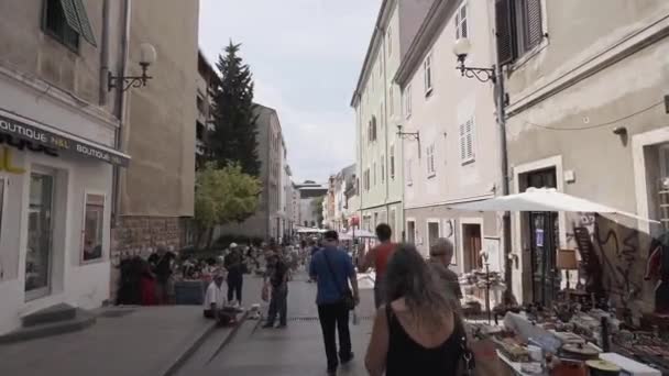 Drukke Straat Met Mensen Die Lopen Mensen Die Dingen Verkopen — Stockvideo