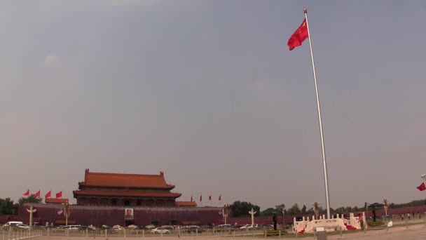 Площадь Тяньаньмэнь Китайским Флагом Развевающимся Ветру Пекин Китай — стоковое видео