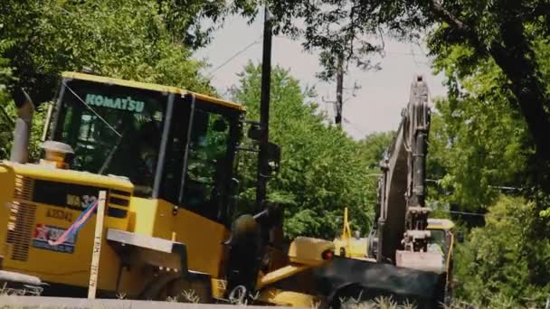 Une Chargeuse Frontale Entre Dans Cadre Gauche Après Marqueur Construction — Video