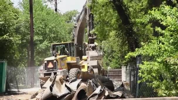 Una Pila Metal Retorcido Sienta Primer Plano Cargador Frontal Siendo — Vídeo de stock