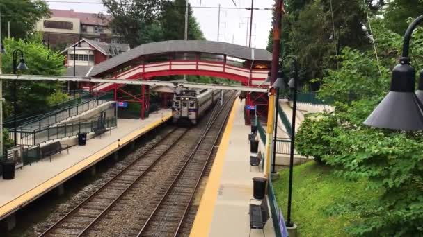 Septa Treni Tren Istasyonundan Ayrılıyor Yolcular Trenden Iniyor — Stok video