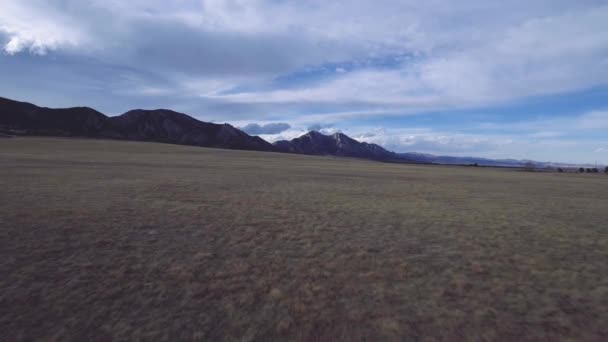 Empuje Bajo Las Montañas Colorado — Vídeos de Stock