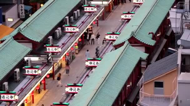 Ett Gäng Människor Njuter Kväll Promenader Tidigare Butiker Gata Tokyo — Stockvideo