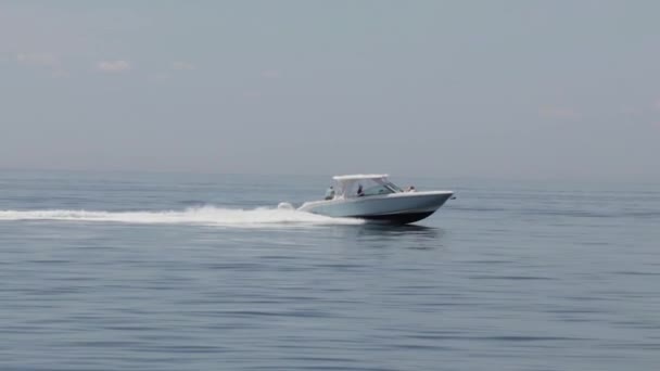 スローモーションで外洋のスピードボート — ストック動画