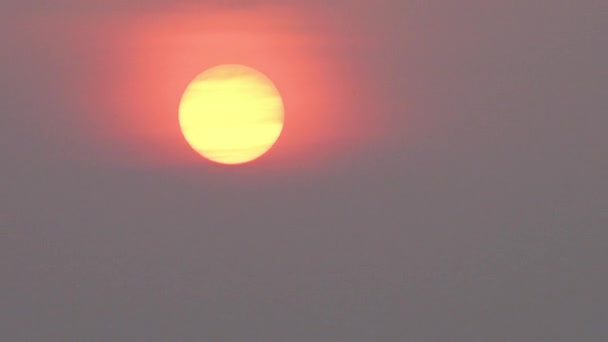 パステルカラーの日没の日の出ここでは 太陽がぼんやりと薄い雲の後ろに非表示 — ストック動画