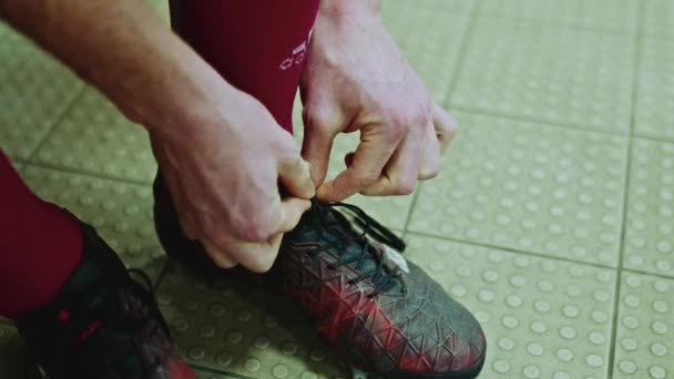 Jugador Deportivo Atando Cordones Bota — Vídeo de stock