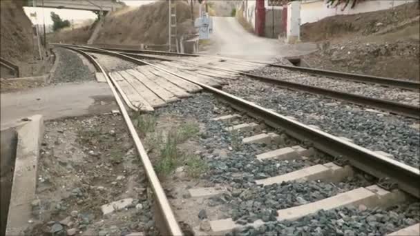 Passagem Nível Ferroviário Com Dormentes Madeira Pista Rural Zona Rural — Vídeo de Stock