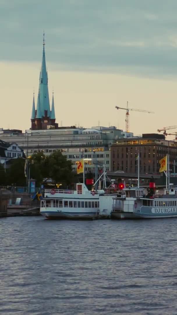Jachty Kotvení Ostrově Kungsholmen Stockholm Při Západu Slunce Vertikální — Stock video