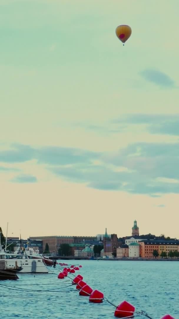 Hőlégballon Felett Stockholm Svédország Hajók Kikötőben Vertical — Stock videók