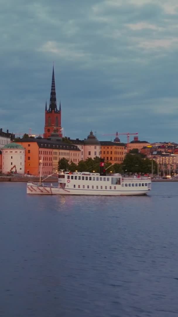 瑞典斯德哥尔摩的渡船在一个阴天的夜晚穿越水面 — 图库视频影像