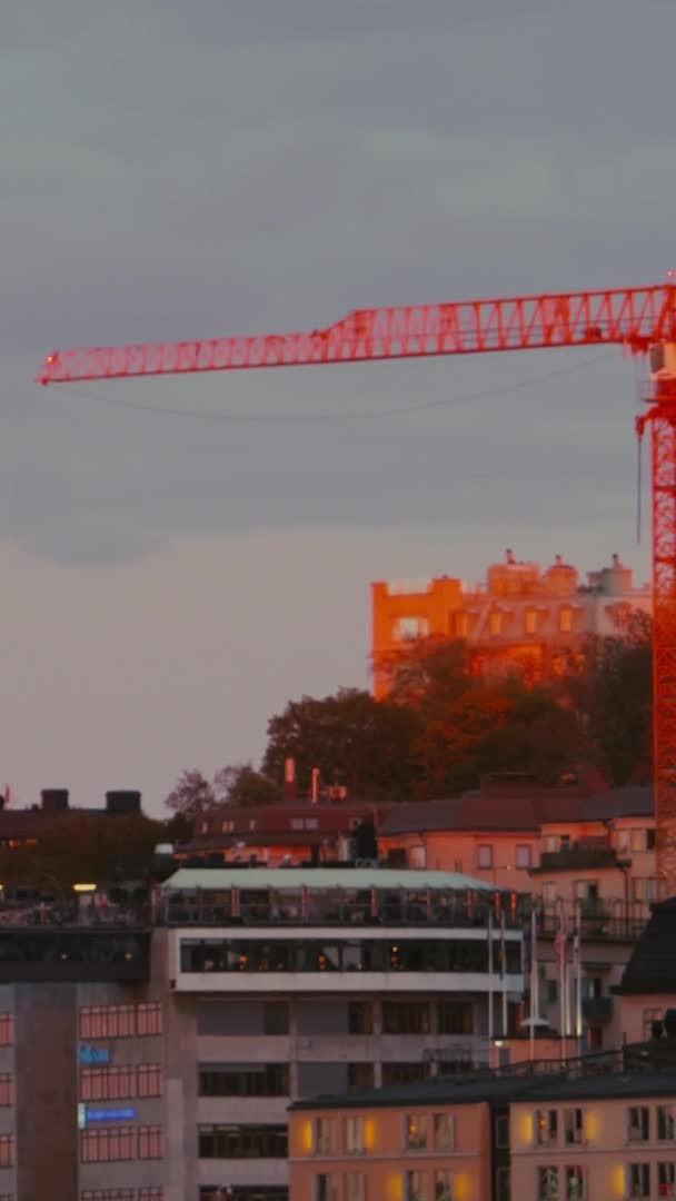 Günbatımında Stockholm Deki Binaların Tepesinde Dikey Turna Sesi — Stok video