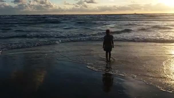 Bambino Che Gioca Sulla Spiaggia Tramonto — Video Stock