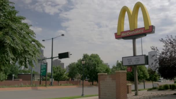 Blick Auf Eine Innenstadt Mit Mcdonald Schild — Stockvideo