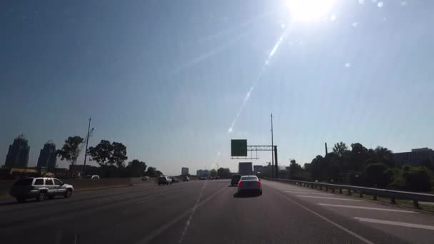 他の車線のトラックや車と州間高速道路の最初の人のビューで運転 直線コース — ストック動画