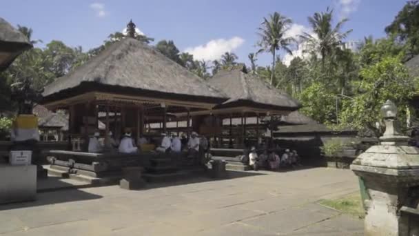 Balijczycy Siedzący Cieniu Goa Gajah Lub Jaskini Słonia Wyspie Bali — Wideo stockowe