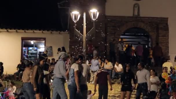 Folk Samlas Framför San Antonio Kyrkan För Semana Santa Cali — Stockvideo