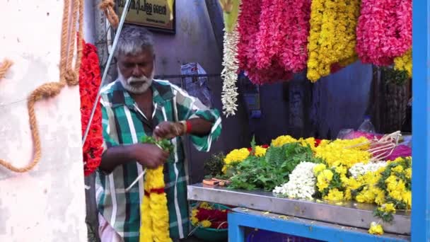 Statische Aufnahme Eines Älteren Mannes Der Einem Straßenstand Indien Girlanden — Stockvideo