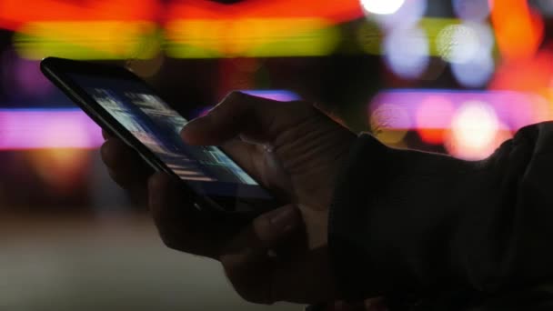 Närbild Mannen Svepa Och Zooma Bilder Smartphone — Stockvideo