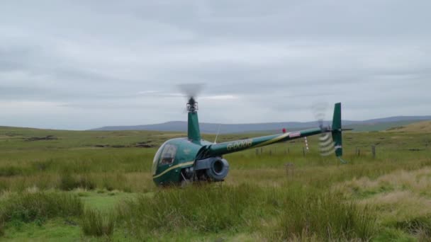 直升机在农村草地上旋转的慢动作特写 — 图库视频影像