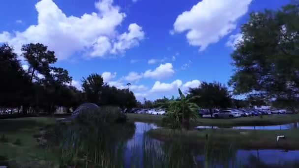 Timelapse Nuvens Sobre Uma Lagoa Gramada Lindo Ângulo Lapso Tempo — Vídeo de Stock