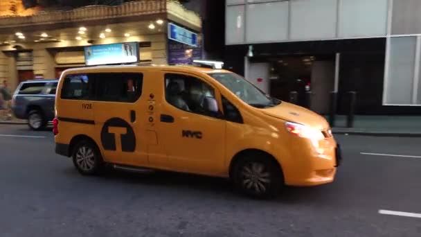 Taxi Amarillo Van Conduce Por Concurrida Calle Manhattan Nueva York — Vídeos de Stock