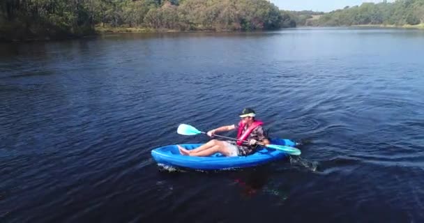 Garoto Caiaque Lago — Vídeo de Stock