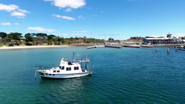 Scivolando Passato Barca Ancorata Vicino Porto — Video Stock