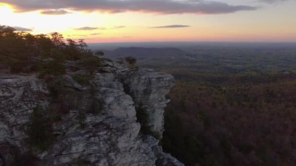 ぶら下がり岩の上のドローン映像 — ストック動画