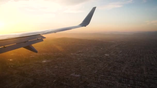 Zicht Vanuit Een Vliegtuigraam Terwijl Los Angeles Vliegt — Stockvideo