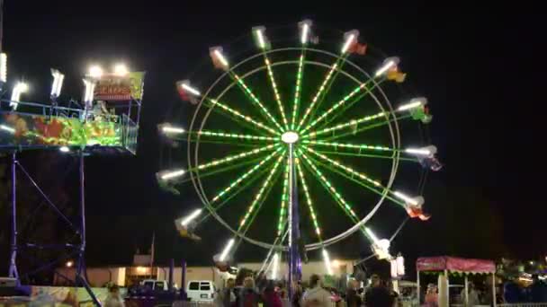 Die Große Geauga Messe Ohio Faschingsfahrgeschäfte Und Nächtliche Lichterketten Ziehen — Stockvideo