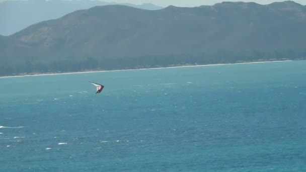 Hawaii Oahu Nun Rüzgarlı Tarafında Planörlü Uçuş — Stok video