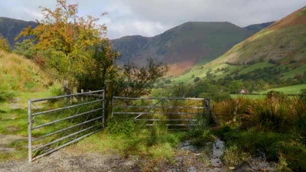 Rastreamento Tiro Passado Portão Para Montanhas Norte País Gales Reino — Vídeo de Stock