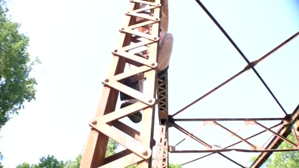 Menina Escalando Velho Feixe Enferrujado Uma Ponte Abandonada — Vídeo de Stock