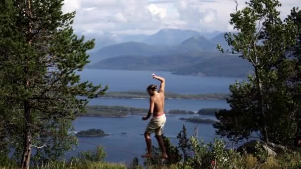 スラックラインでバランスをとり 落下し ノルウェー ヨーロッパ 素晴らしい景色と美しい背景 — ストック動画